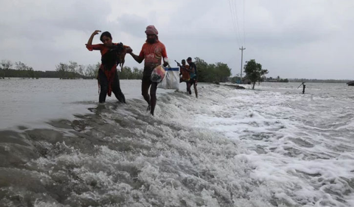 খুলনায় বেড়িবাঁধ ভেঙ্গে বিস্তীর্ণ এলাকা প্লাবিত