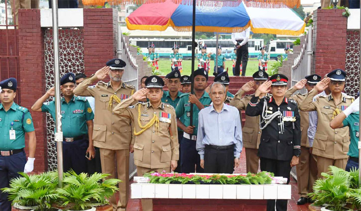 পুলিশ স্মৃতিসৌধে স্বরাষ্ট্র উপদেষ্টা-আইজিপির শ্রদ্ধা