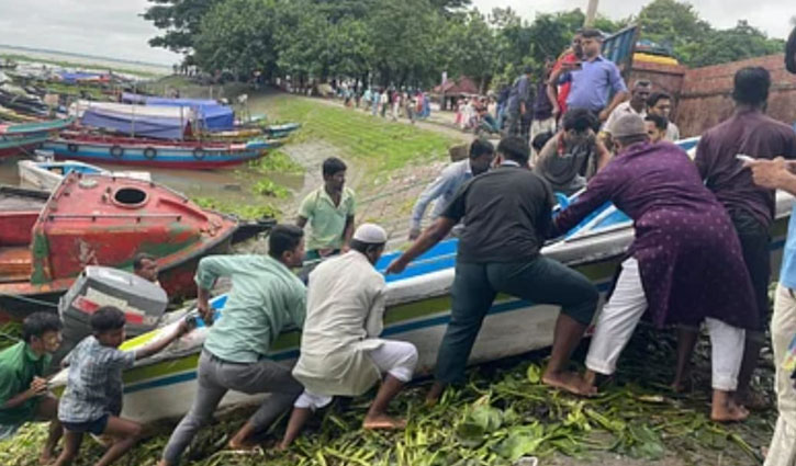 চাঁদপুরের যুবকেরা ত্রাণ ও ১৭ স্পিডবোট নিয়ে ফেনী যাচ্ছেন