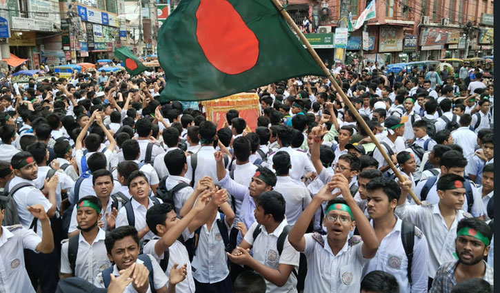 কুমিল্লার দুটি শিক্ষাপ্রতিষ্ঠানে শিক্ষকের পদত্যাগ দাবিতে বিক্ষোভ 