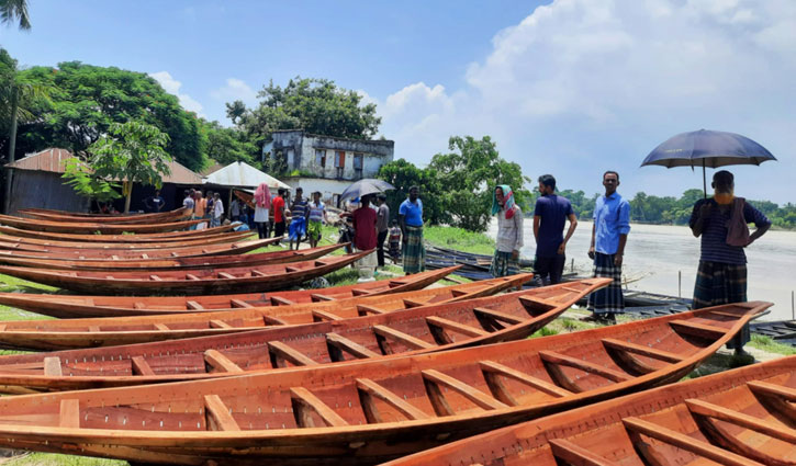 নড়াইলে বাপ-দাদার পেশা ছাড়ছেন নৌকা কারিগররা