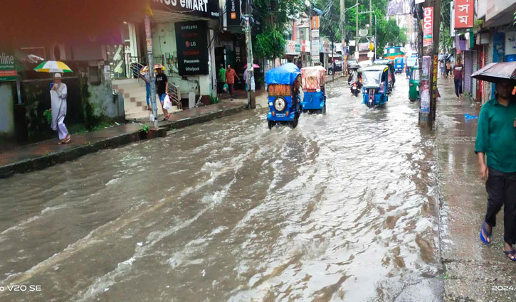 কুমিল্লায় টানা ভারী বৃষ্টি, জনগণের ভোগান্তি