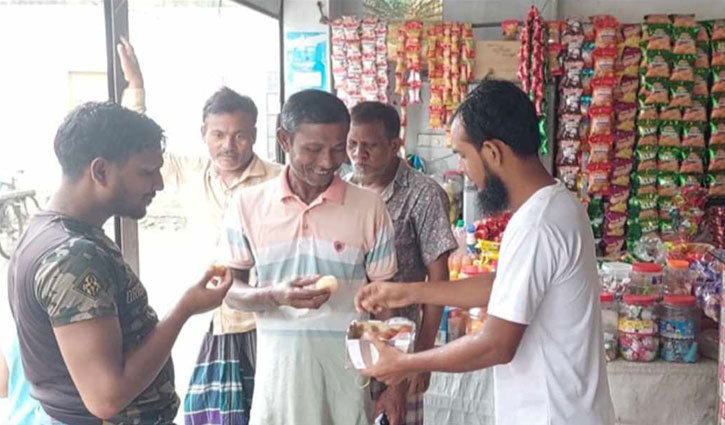 গোলাপের গ্রেপ্তারের খবরে এলাকায় মিষ্টি বিতরণ