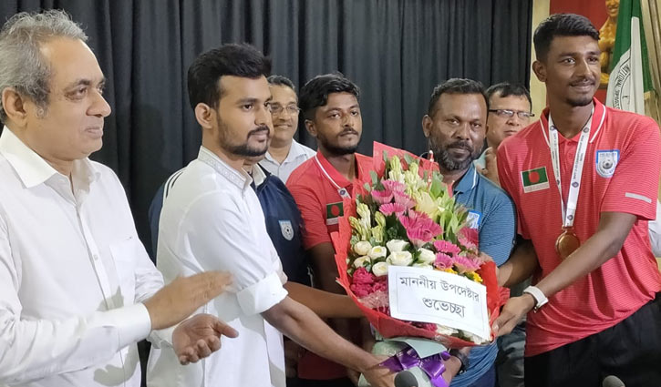 সাফজয়ী দলকে ক্রীড়া উপদেষ্টার ফুলেল শুভেচ্ছা, করলেন পুরস্কার ঘোষণা