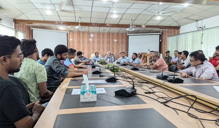 বাকৃবিতে রাজনীতি বন্ধের দাবিতে ডিন-শিক্ষার্থীদের বৈঠক, আটক ৩