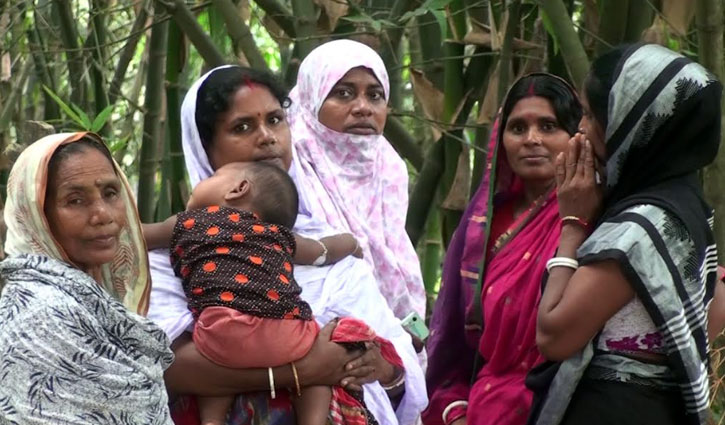 ৫ হিন্দু পরিবারকে আগলে রেখেছে ২০০ মুসলিম পরিবার