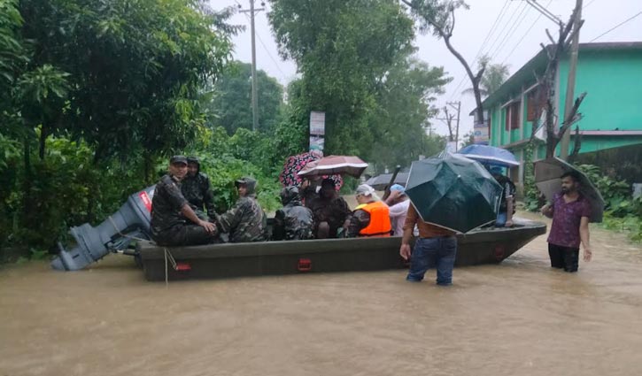 ফেনীতে বানভাসি মানুষের পাশে সেনাবাহিনী