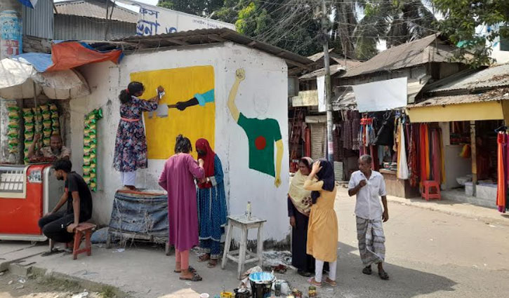 শিক্ষার্থীদের হাতে রংতুলি, গায়ে ট্রাফিকের পোশাক 