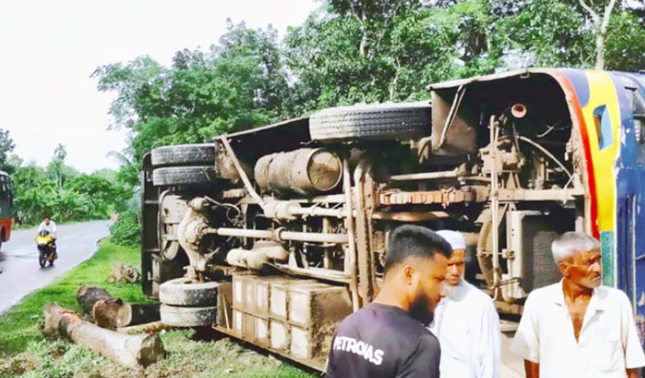 কিশোরগঞ্জে যাত্রীবাহী বাস উল্টে আহত ৮