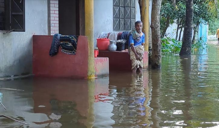 চুরির ভয়ে ঘর ছাড়ছেন না লক্ষ্মীপুরের পানিবন্দি মানুষ 