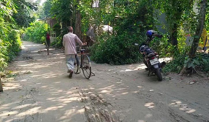 রাস্তা সংস্কার করে বিপাকে ইউপি সদস্য