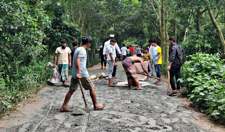 মুরাদনগরে স্বেচ্ছায় রাস্তা সংস্কার করলেন শিক্ষার্থীরা