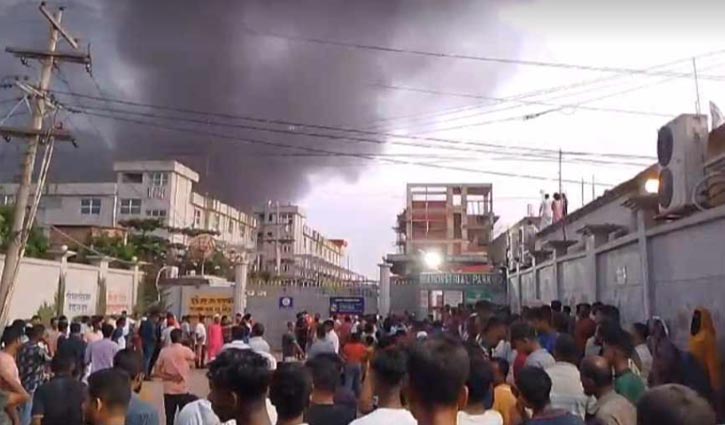 আরএফএল গ্রুপের কারখানার আগুন নিয়ন্ত্রণে আরএফএল গ্রুপের কারখানার আগুন নিয়ন্ত্রণে