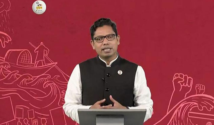 মুখ লুকিয়ে দেয়াল ঘেঁষেই দাঁড়িয়ে ছিলেন পলক