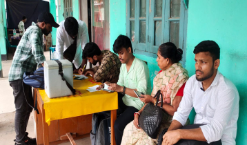 দর্শনা চেকপোস্টে এমপক্স ঠেকাতে যাত্রীদের স্বাস্থ্য পরীক্ষা