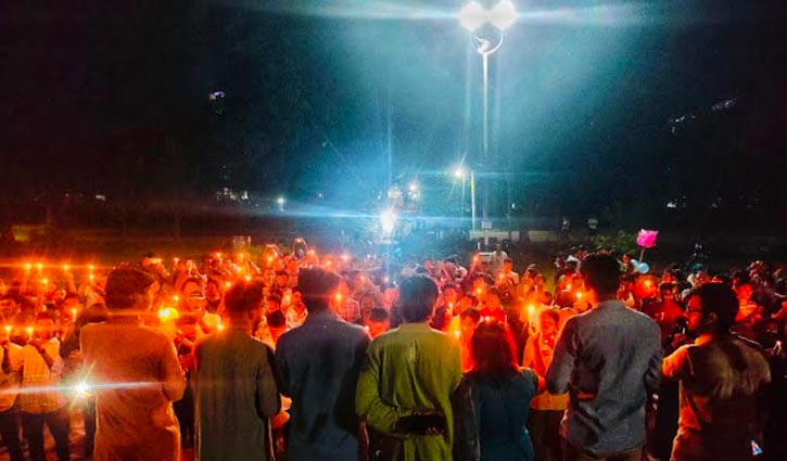 চিকিৎসক মৌমিতাকে ধর্ষণের প্রতিবাদে জাবিতে মোমবাতি প্রজ্বলন