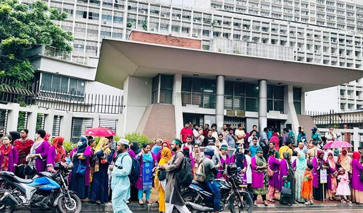 সচিবালয়ের সামনে ‘তথ্য আপা’ প্রকল্পে কর্মরত নারীদের অবস্থান সচিবালয়ের সামনে ‘তথ্য আপা’ প্রকল্পে কর্মরত নারীদের অবস্থান