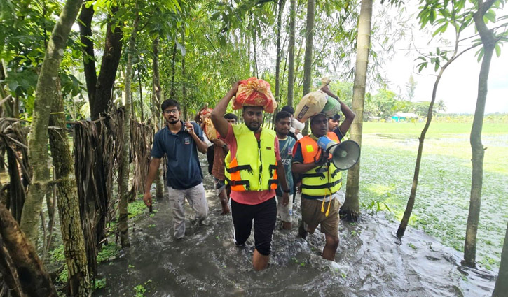 প্রত্যন্ত এলাকায় বন্যার্তদের মাঝে ছাত্রদলের ত্রাণ বিতরণ