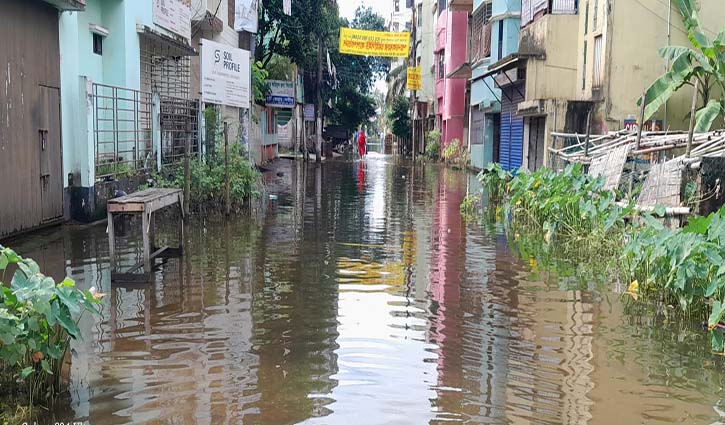 নোয়াখালীতে কমছে বন্যার পানি, বাড়ছে দুর্ভোগ