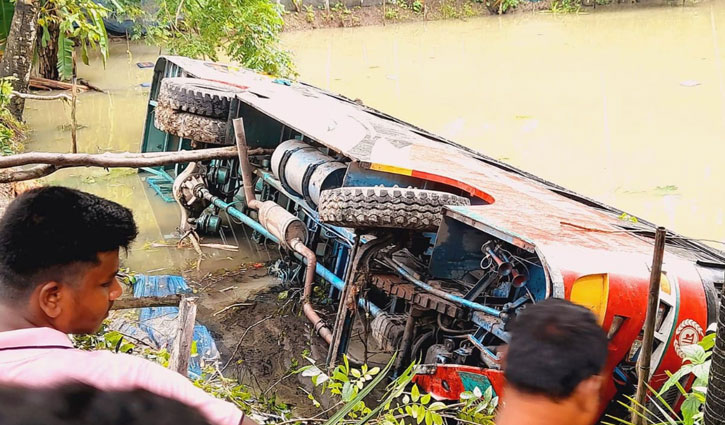 দুর্ঘটনার ১০ ঘণ্টা পর বাসের নিচ থেকে যাত্রীর মরদেহ উদ্ধার