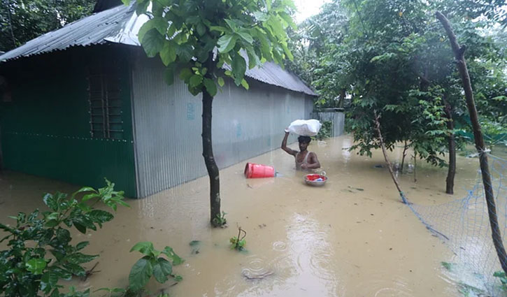 কুমিল্লায় বন্যা: রাত জেগে বেড়িবাঁধ পাহারা