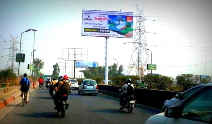 ব্যস্ত রাস্তার বিলবোর্ডে পর্ন ভিডিও