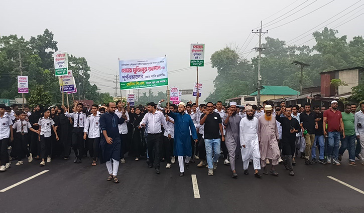 কালিয়াকৈরে সাবেক মেয়রকে পুনর্বহালের দাবিতে সড়ক অবরোধ