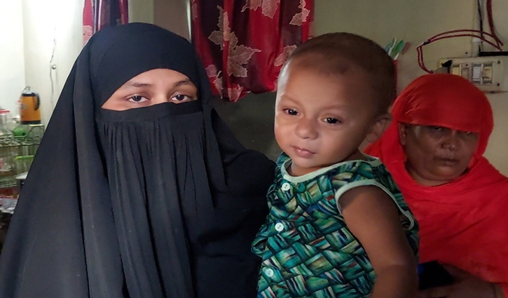 অবুঝ শিশুটি জানে না তার বাবা আর ফিরবে না