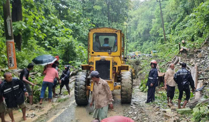 খাগড়াছড়িতে পাহাড়ধসে যান চলাচল বন্ধ