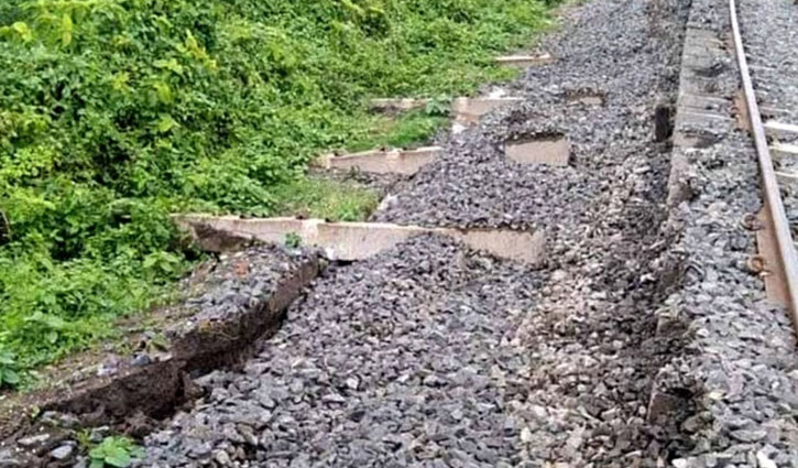 নাটোরে ভারী বর্ষণে দেবে গেছে রেললাইন