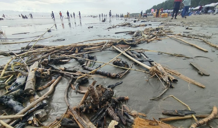 কক্সবাজার সৈকতে আবার ভেসে আসছে বর্জ্য