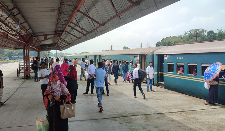 পাবনায় ট্রেন চলাচল শুরু হওয়ায় স্বস্তিতে যাত্রীরা