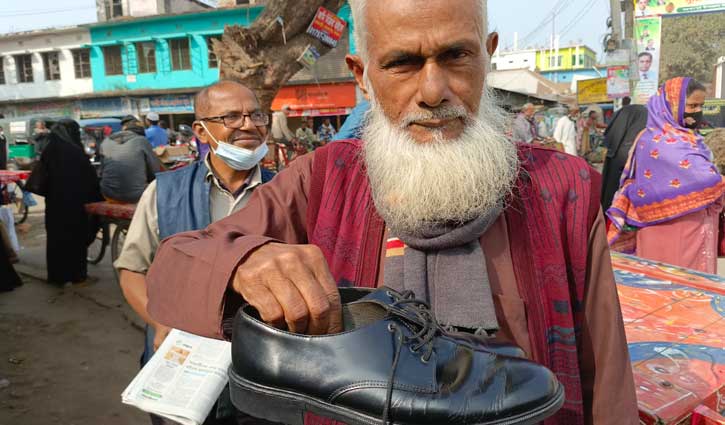 উপহারের জুতা ৫৩ বছর পরছেন হামিদ