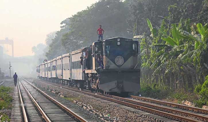 ময়মনসিংহে মহুয়া ট্রেনের ইঞ্জিন বিকল 