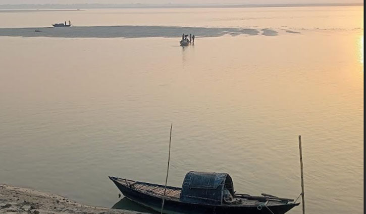 শীতের শুরুতেই পদ্মায় জেগে উঠছে চর