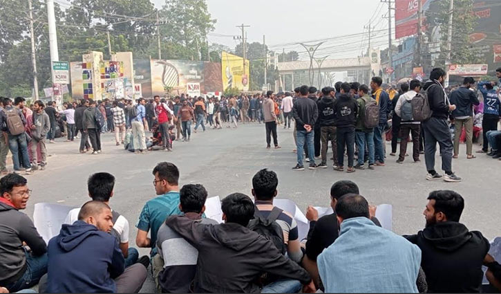 সাড়ে ৪ ঘণ্টা সড়ক অবরোধ করে রুয়েট শিক্ষার্থীদের বিক্ষোভ