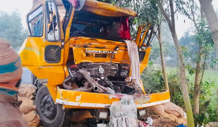 দাঁড়িয়ে থাকা ট্রাকে আরেক ট্রাকের ধাক্কা, চালক নিহত