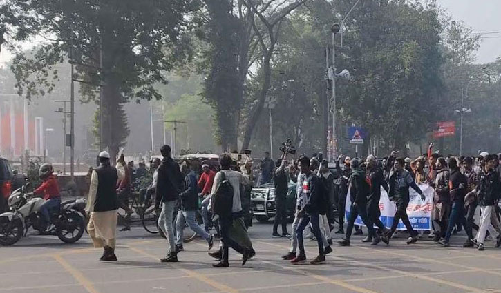 Students throng at Shaheed Minar