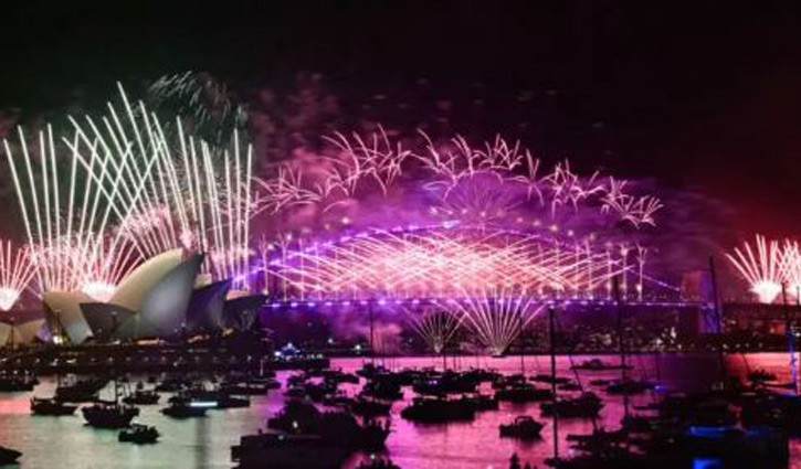 Australia celebrates New Year with fireworks