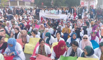 Trainee doctors block Shahbagh demanding pay hike