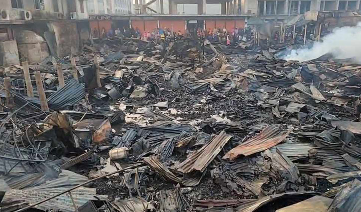 কুমিল্লায় অগ্নিকাণ্ডে শতাধিক দোকান পুড়ে ছাই