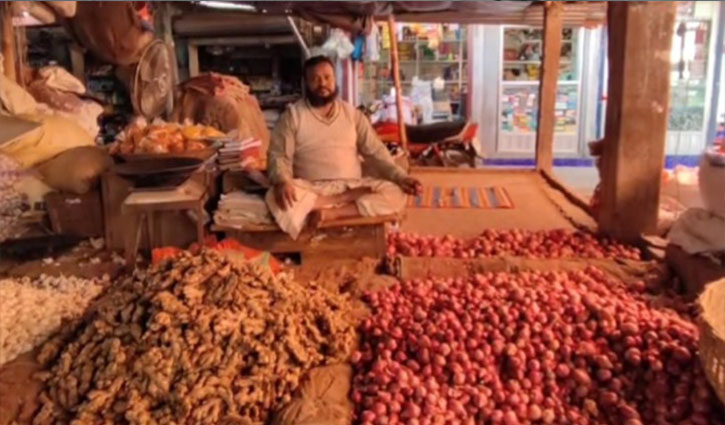 আমদানি বাড়ায় হিলিতে কমেছে পেঁয়াজ-আদার দাম 