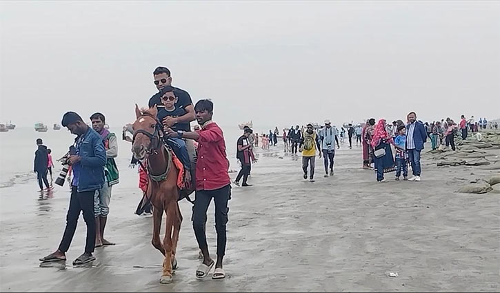 বড়দিনের ছুটিতে কুয়াকাটায় পর্যটকদের ভিড়