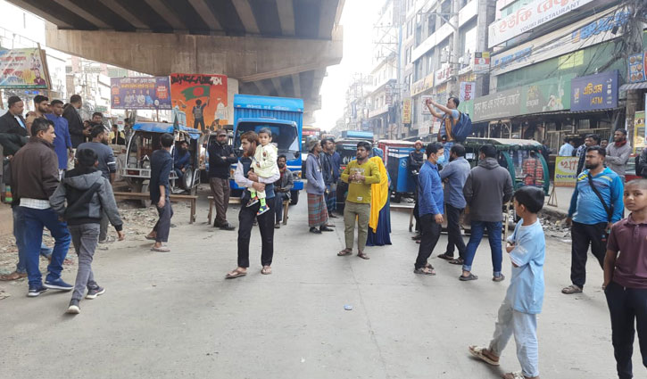 বন্ধ কারখানা খুলে দেওয়ার দাবিতে ঢাকা-টাঙ্গাইল মহাসড়ক অবরোধ