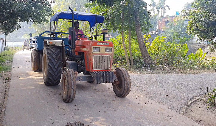 সাতক্ষীরায় অবৈধ ট্রাক্টরে মাটি বহন, দুর্ভোগে স্থানীয়রা 