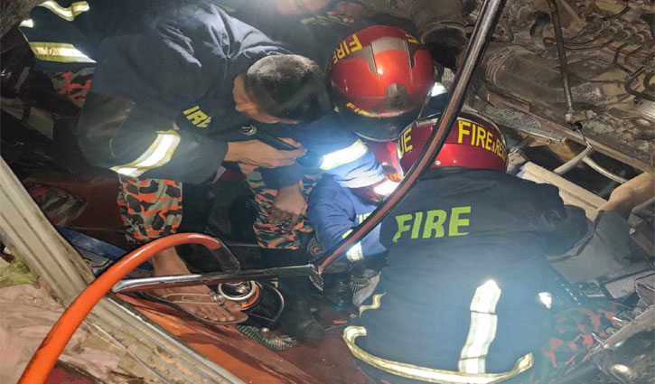 দাউদকান্দিতে বাস নিয়ন্ত্রণ হারিয়ে খাদে, চালক নিহত