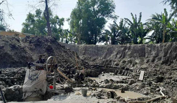 বাঁধের মাটি কাটা সেই ইটভাটার মালিককে পাউবোর নোটিশ