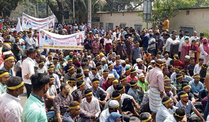 চট্টগ্রামে ফুটপাতে ব্যবসা করার দাবিতে হকারদের সড়ক অবরোধ