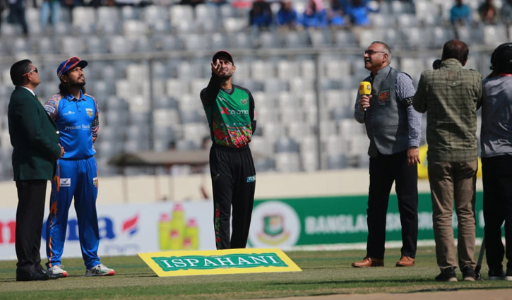 সিলেটের বিপক্ষে ব্যাটিংয়ে খুলনা