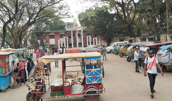 জেলার কেন্দ্রীয় শহিদ মিনার সিএনজি-অটোরিকশার স্ট্যান্ড!